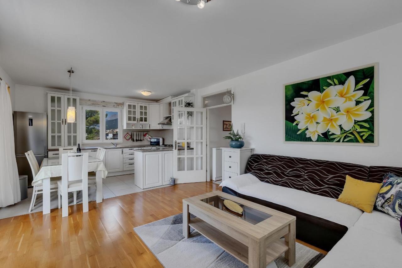Apartment Pine Fine With Free Parking Makarska Exteriör bild