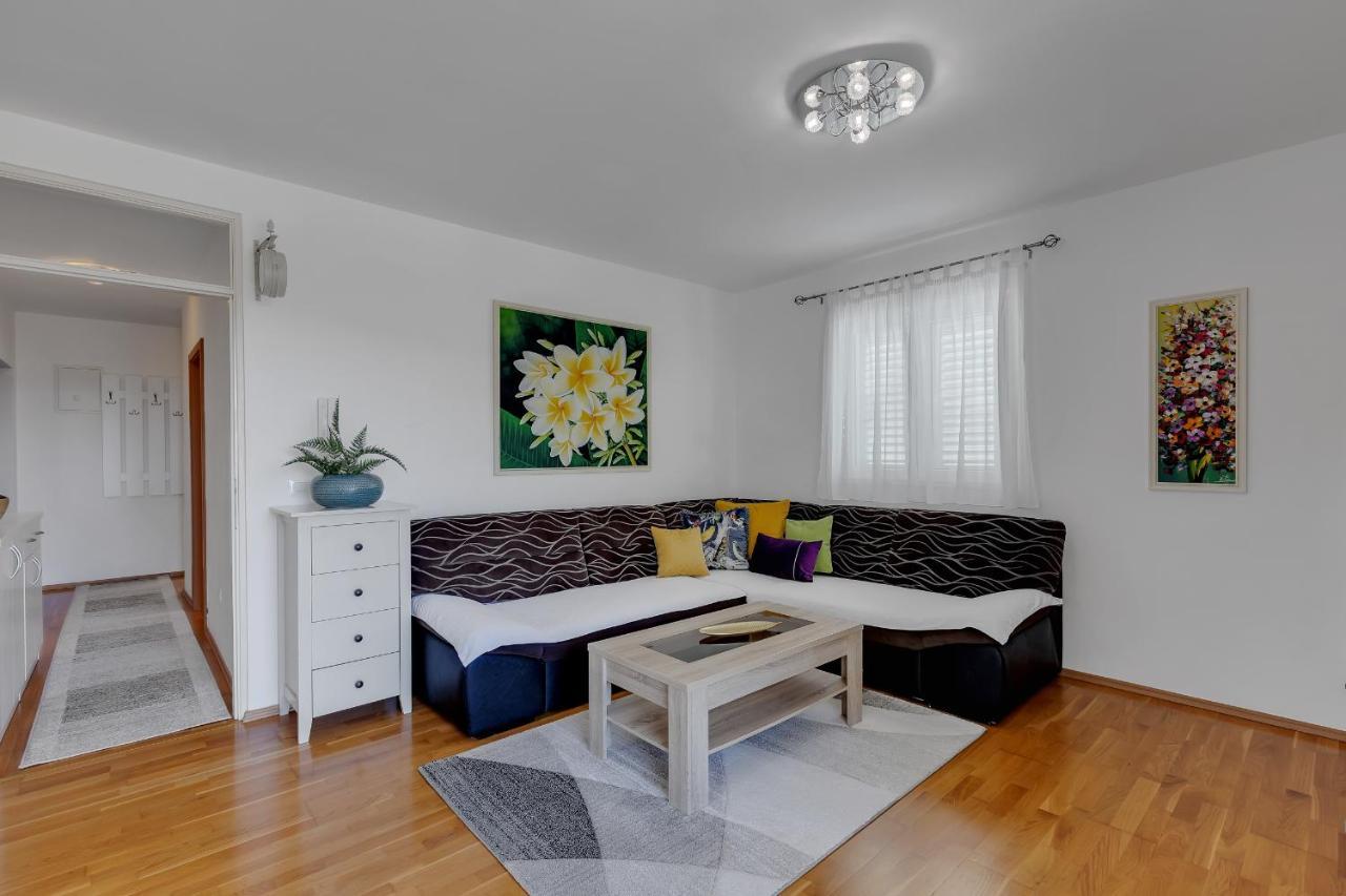 Apartment Pine Fine With Free Parking Makarska Exteriör bild